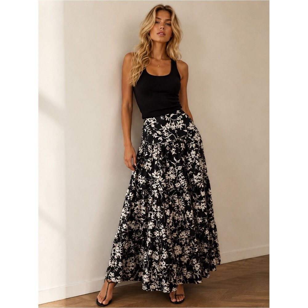 Black & White Floral Tiered Maxi Skirt
Brand: Express XXS